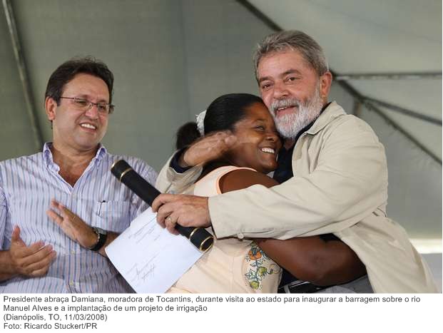 Presidente abraça Damiana, moradora de Tocantins, durante visita ao estado para inaugurar a barragem sobre o rio Manuel Alves.