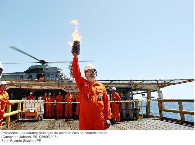 Presidente Lula, a bordo da plataforma FPSO JK (P-34), no campo de Jubarte, durante produção do primeiro óleo da camada pré-sal (2).jpg