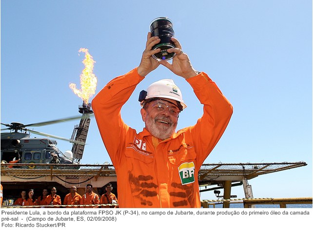 Presidente Lula, a bordo da plataforma FPSO JK (P-34), no campo de Jubarte, durante produção do primeiro óleo da camada pré-sal.