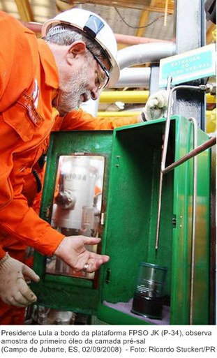 Presidente Lula a bordo da plataforma FPSO JK (P-34), observa amostra do primeiro óleo da camada pré-sal.