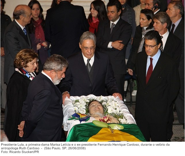 Presidente Lula, a primeira-dama Marisa Letícia e o ex-presidente Fernando Henrique Cardoso, durante o velório da antropóloga Ruth Cardoso.