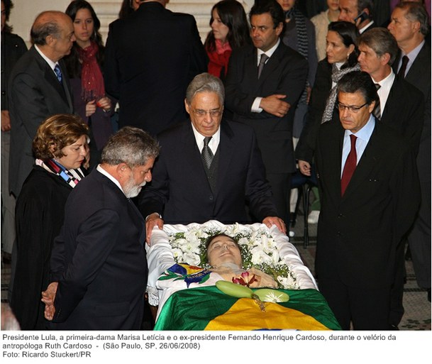 Presidente Lula, a primeira-dama Marisa Letícia e o ex-presidente Fernando Henrique Cardoso, durante o velório da antropóloga Ruth Cardoso.