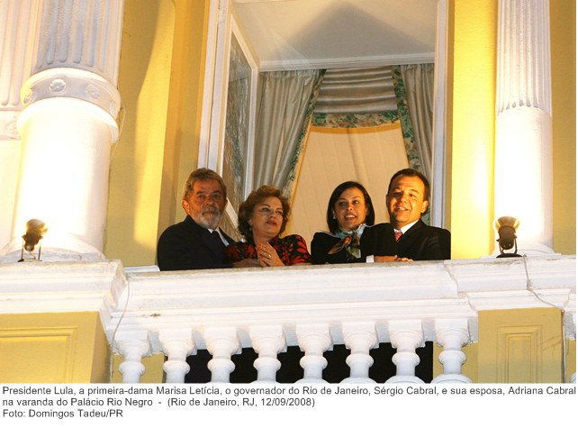Presidente Lula, a primeira-dama Marisa Letícia, o governador do Rio de Janeiro, Sérgio Cabral, e sua esposa, Adriana Cabral, na varanda do Palácio Rio Negro.