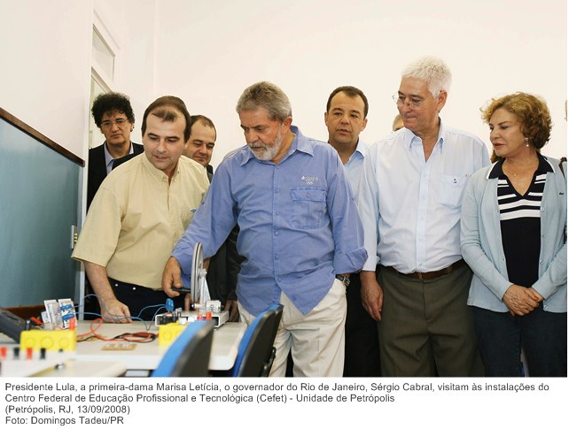 Presidente Lula, a primeira-dama Marisa Letícia, o governador do Rio de Janeiro, Sérgio Cabral, visitam às instalações do Centro Federal de Educação Profissional e Tecnológica.