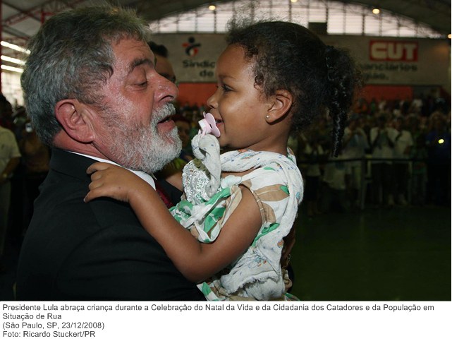 Presidente Lula abraça criança durante a Celebração do Natal da Vida e da Cidadania dos Catadores e da População em Situação de Rua.