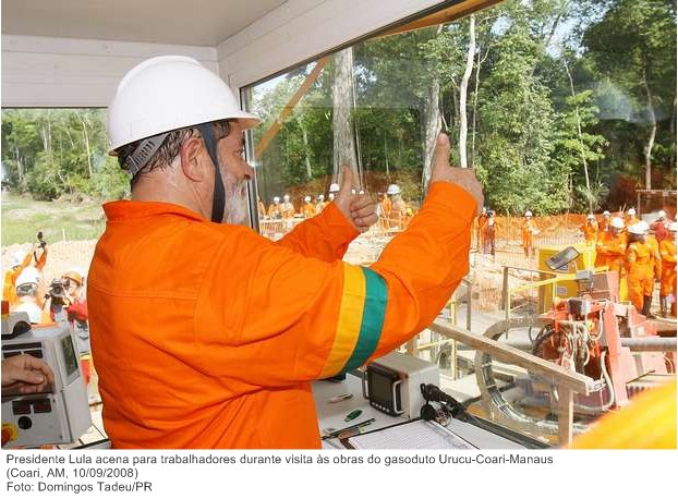 Presidente Lula acena para trabalhadores durante visita às obras do gasoduto Urucu-Coari-Manaus.