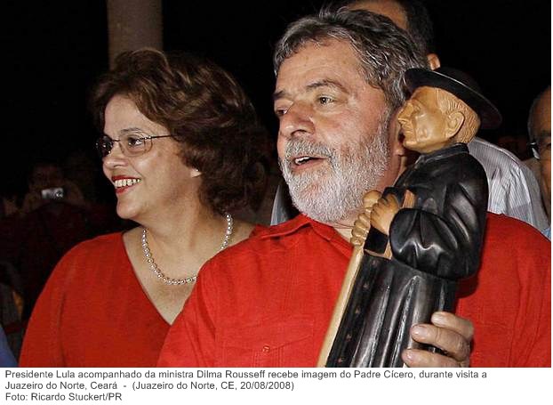 Presidente Lula acompanhado da ministra Dilma Rousseff recebe imagem do Padre Cícero, durante visita a Juazeiro do Norte, Ceará.