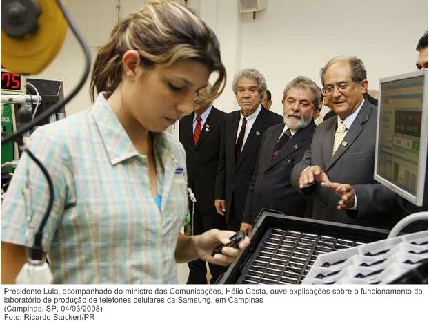 Presidente Lula, acompanhado do ministro das Comunicações, Hélio Costa, ouve explicações sobre o funcionamento do laboratório de produção de telefones celulares da Samsung, em Campinas.