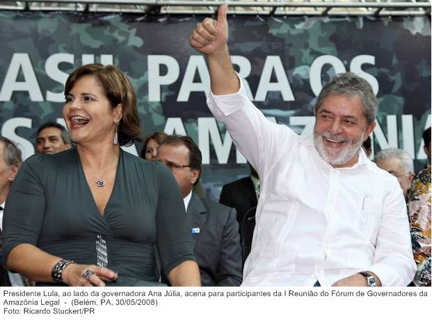 Presidente Lula, ao lado da governadora Ana Júlia, acena para participantes da I Reunião do Fórum de Governadores da Amazônia Legal.