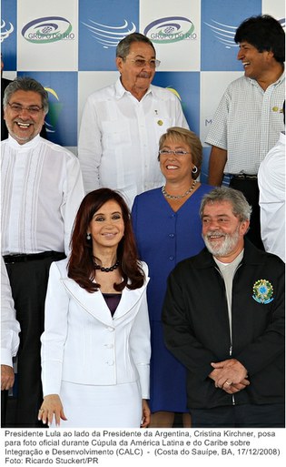Presidente Lula ao lado da Presidente da Argentina, Cristina Kirchner, posa para foto oficial durante Cúpula da América Latina e do Caribe sobre Integração e Desenvolvimento (CALC).