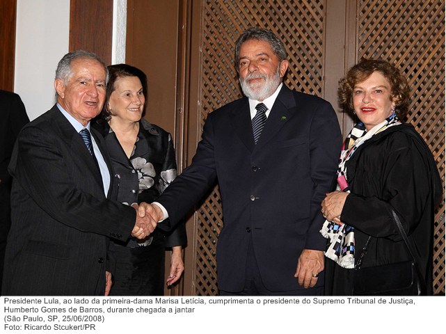 Presidente Lula, ao lado da primeira-dama Marisa Letícia, cumprimenta o presidente do Supremo Tribunal de Justiça, Humberto Gomes de Barros, durante chegada a jantar.