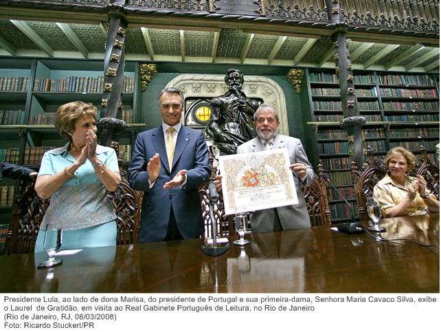 Presidente Lula, ao lado de dona Marisa, do presidente de Portugal e sua primeira-dama, Senhora Maria Cavaco Silva, exibe o Laurel de Gratidão, em visita ao Real Gabinete Português de Leitura.