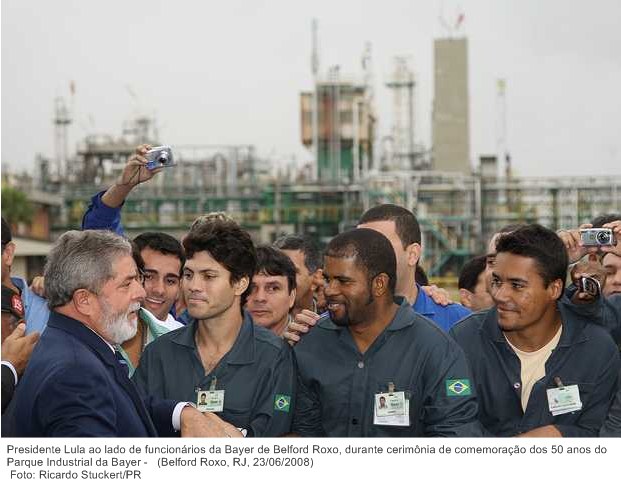 Presidente Lula ao lado de funcionários da Bayer de Belford Roxo, durante cerimônia de comemoração dos 50 anos do Parque Industrial da Bayer.