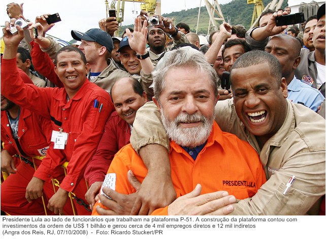 Presidente Lula ao lado de funcionários que trabalham na plataforma P-51.