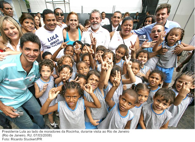 Presidente Lula ao lado de moradores da Rocinha, durante visita ao Rio de Janeiro.