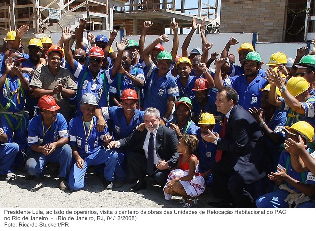 Presidente Lula, ao lado de operários, visita o canteiro de obras das Unidades de Relocação Habitacional do PAC, no Rio de Janeiro.