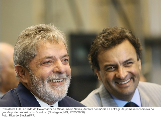 Presidente Lula, ao lado do Governador de Minas, Aécio Neves, durante cerimônia de entrega da primeira locomotiva de grande porte produzida no Brasil.