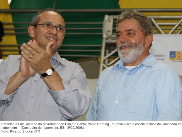 Presidente Lula, ao lado do governador do Espiríto Santo, Paulo Hartung , durante visita à escola técnica de Cachoeiro de Itapemirim.