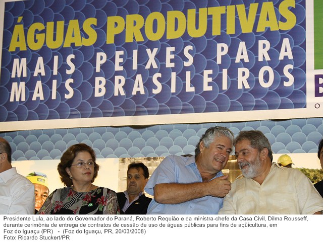 Presidente Lula, ao lado do Governador do Paraná, Roberto Requião e da ministra-chefe da Casa Civil, Dilma Rousseff, durante cerimônia de entrega de contratos de cessão de uso de águas pública.