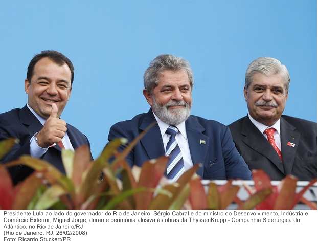 Presidente Lula ao lado do governador do Rio de Janeiro, Sérgio Cabral e do min. do Desenvolvimento, Indústria e Comércio Exterior, Miguel Jorge, durante cerimônia alusiva às obras da ThyssenKrupp.