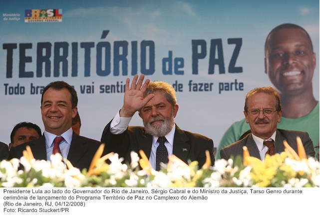 Presidente Lula ao lado do Governador do Rio de Janeiro, Sérgio Cabral e do Ministro da Justiça, Tarso Genro durante cerimônia de lançamento do Programa Território de Paz no Complexo do Alemão.