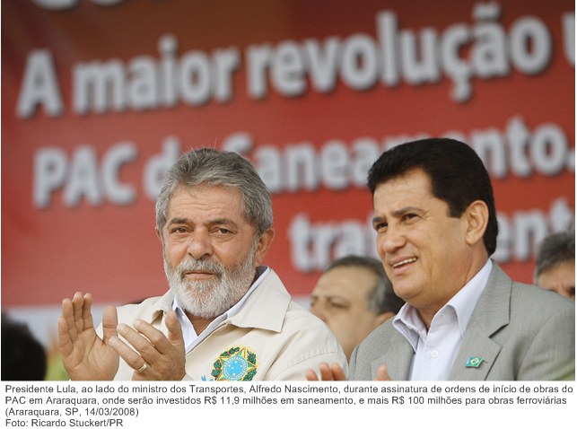Presidente Lula, ao lado do ministro dos Transportes, Alfredo Nascimento, durante assinatura de ordens de início de obras do PAC em Araraquara.