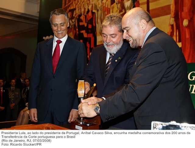 Presidente Lula, ao lado do presidente de Portugal, Aníbal Cavaco Silva, encunha medalha comemorativa dos 200 anos da Transferência da Corte portuguesa para o Brasil.