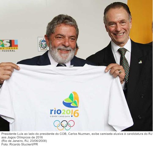 Presidente Lula ao lado do presidente do COB, Carlos Nuzman, exibe camiseta alusiva à candidatura do RJ aos Jogos Olímpicos de 2016.