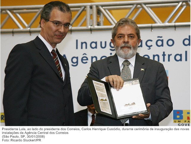Presidente Lula, ao lado do presidente dos Correios, Carlos Henrique Custódio, durante cerimônia de inauguração das novas instalações da Agência Central dos Correios.