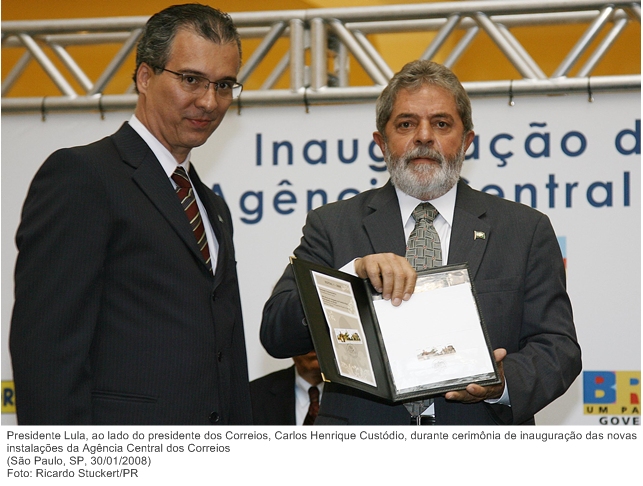 Presidente Lula, ao lado do presidente dos Correios, Carlos Henrique Custódio, durante cerimônia de inauguração das novas instalações da Agência Central dos Correios.
