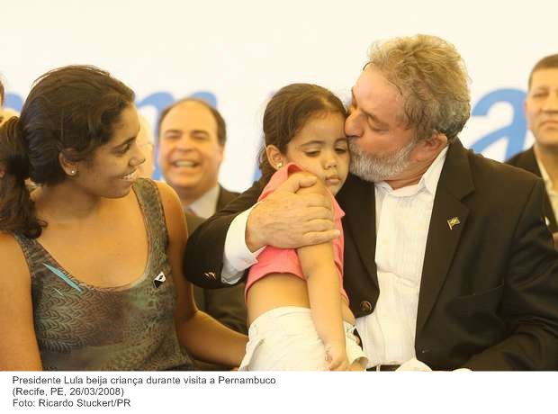 Presidente Lula beija criança durante visita a Pernambuco.