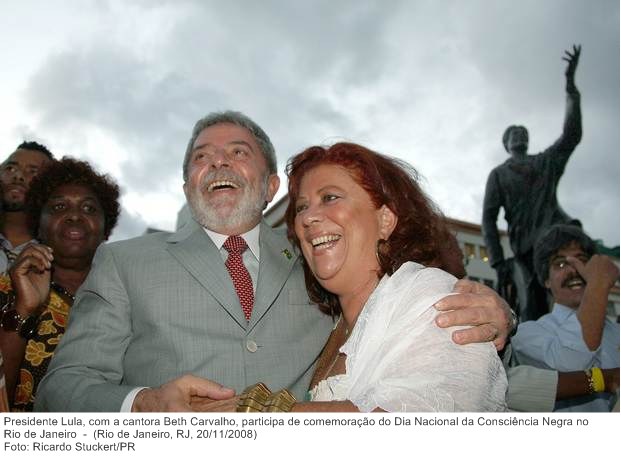 Presidente Lula, com a cantora Beth Carvalho, participa de comemoração do Dia Nacional da Consciência Negra no Rio de Janeiro.