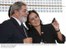 Presidente Lula conhece celular que permite acesso à TV digital, produzido pela Samsung, em Campinas.