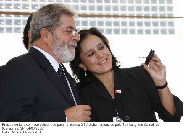 Presidente Lula conhece celular que permite acesso à TV digital, produzido pela Samsung, em Campinas.