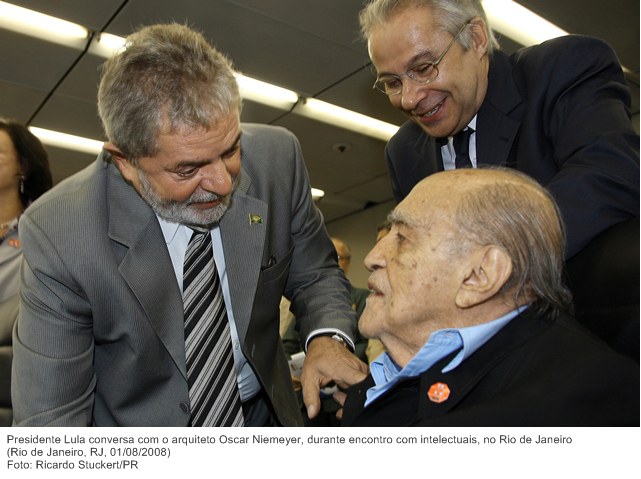 Presidente Lula conversa com o arquiteto Oscar Niemeyer, durante encontro com intelectuais, no Rio de Janeiro.