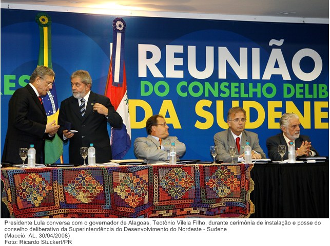 Presidente Lula conversa com o governador de Alagoas, Teotônio Vilela Filho, durante cerimônia de instalação e posse do conselho deliberativo da SUDENE.