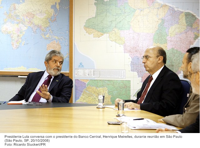 Presidente Lula conversa com o presidente do Banco Central, Henrique Meirelles, durante reunião em São Paulo.