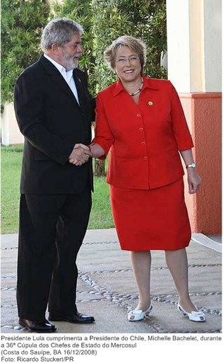 Presidente Lula cumprimenta a Presidente do Chile, Michelle Bachelet, durante a 36ª Cúpula dos Chefes de Estado do Mercosul.