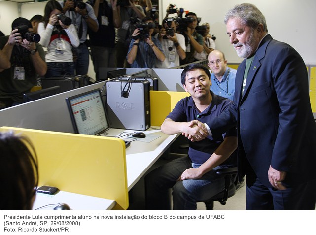 Presidente Lula cumprimenta aluno na nova instalação do bloco B do campus da UFABC.