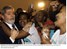 Presidente Lula cumprimenta catadores de material reciclável durante solenidade de entrega de carrinhos elétricos.
