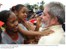 Presidente Lula cumprimenta crianças durante cerimônia de assinatura do PAC no município de Lauro de Freitas.