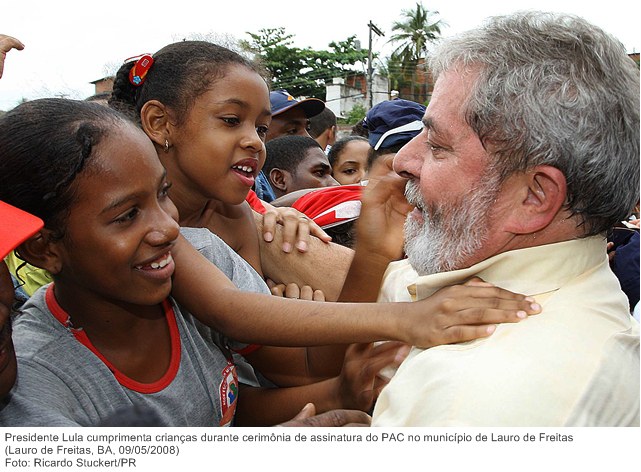 Presidente Lula cumprimenta crianças durante cerimônia de assinatura do PAC no município de Lauro de Freitas.
