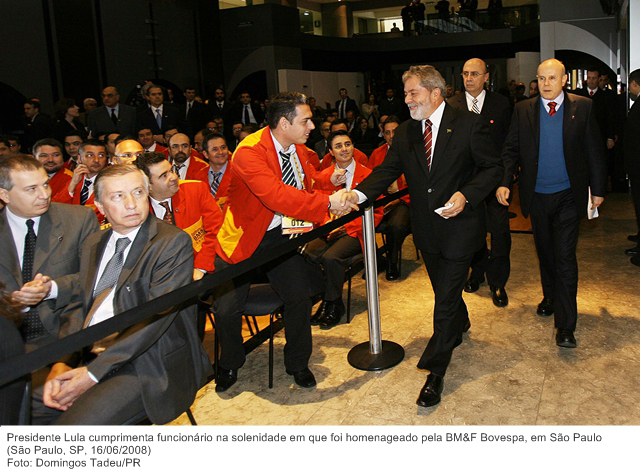 Presidente Lula cumprimenta funcionário na solenidade em que foi homenageado pela BM&F Bovespa, em São Paulo.
