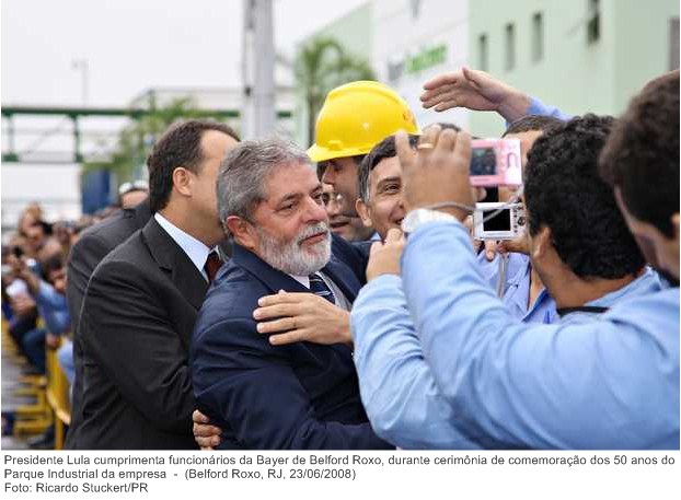 Presidente Lula cumprimenta funcionários da Bayer de Belford Roxo, durante cerimônia de comemoração dos 50 anos do Parque Industrial da empresa.