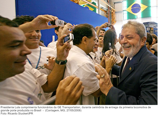 Presidente Lula cumprimenta funcionários da GE Transportation, durante cerimônia de entrega da primeira locomotiva de grande porte produzida no Brasil (2).jpg