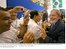Presidente Lula cumprimenta funcionários da GE Transportation, durante cerimônia de entrega da primeira locomotiva de grande porte produzida no Brasil (2).jpg