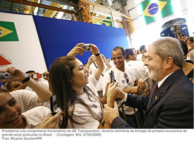 Presidente Lula cumprimenta funcionários da GE Transportation, durante cerimônia de entrega da primeira locomotiva de grande porte produzida no Brasil (3).