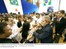 Presidente Lula cumprimenta funcionários da GE Transportation, durante cerimônia de entrega da primeira locomotiva de grande porte produzida no Brasil.