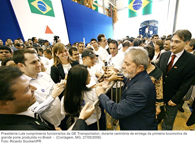 Presidente Lula cumprimenta funcionários da GE Transportation, durante cerimônia de entrega da primeira locomotiva de grande porte produzida no Brasil.