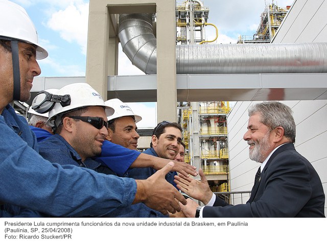 Presidente Lula cumprimenta funcionários da nova unidade industrial da Braskem, em Paulínia.